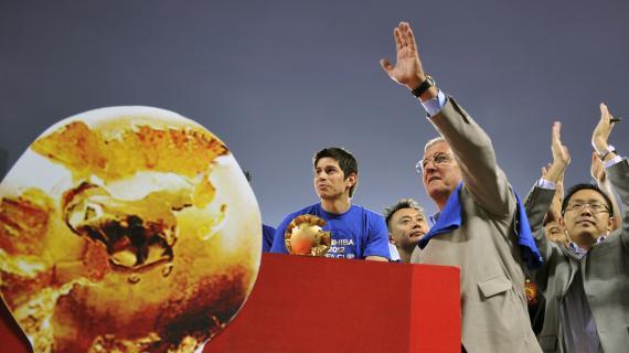 Marcello Lippi, l'entraîneur italien du Guangzhou Evegrande, célèbre la victoire de son club en Coupe de Chine, le 18 novembre 2012, à Guangzhou (Chine).