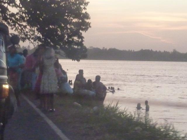 Sur la route de la Perahera de Kataragama !