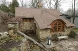 Fan de Tolkien, il habite une maison de hobbit