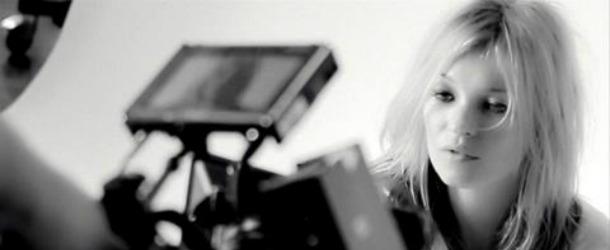 Kate Moss pose pour la nouvelle campagne Stuart Weitzman