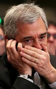 Bartolone, scotché à son téléphone