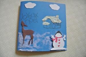 Carte de noël : bonhomme de neige sous la neige