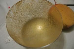 Coupelle de Noël, peinture à l'éponge à l'intérieur des boules 