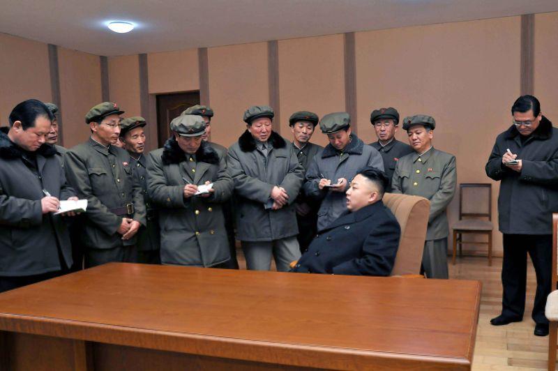Mission accomplie. Kim Jong-un, l'actuel dirigeant de la Corée du Nord, a tenu à féliciter en personne ce groupe de scientifiques. Et pour cause, ils ont travaillé au développement de la fusée lancée avec succès la semaine dernière, «révélant aux yeux du monde le savoir-faire technologique de leur nation». Un programme spatial hérité de l'ancien dirigeant Kim Jong il, dont l'anniversaire de la mort était célébré lundi.