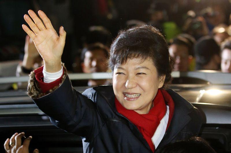 Femme de pouvoir. C'est une première historique: la Corée du Sud a élu une femme présidente mercredi. Park Geun-Hye, candidate du parti conservateur a remporté près de 52% des suffrages face à son opposant de centre gauche. Un nom qui n'est pas inconnu car elle est la fille de l'ex-dictateur Park Chung-Hee, qui a dirigé le pays d'une main de fer pendant 18 ans.