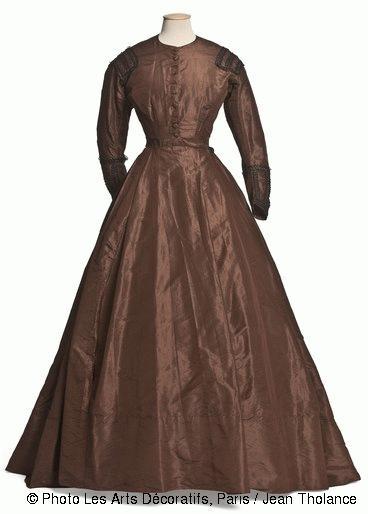 Robe à crinoline1860-1865Dentelle application, soie, taffetas, lin perle de jaisParis, les arts décoratifs, collections de l'union française des arts du costume, musée de la mode et du textile© Photo Les Arts Décoratifs, Paris / Jean Tholance