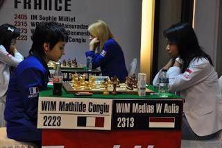 La Française Mathilde Congiu (2223) s'est inclinée ronde 3 face à l'Indonésienne Warda Aulia Medina (2315) © Chessdom