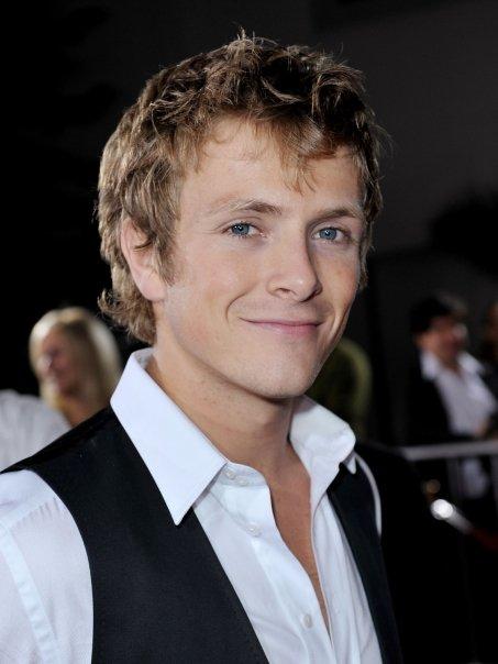 Plus D'informations sur Charlie Bewley dans TVD.