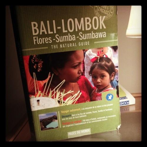 Idée de guide pour ecolos en voyage à #bali #lombok #flores #sumba #sumbawa - the natural guide. Pas sûr que je l’amène car lourd mais tb en livre de chevet #fromparis