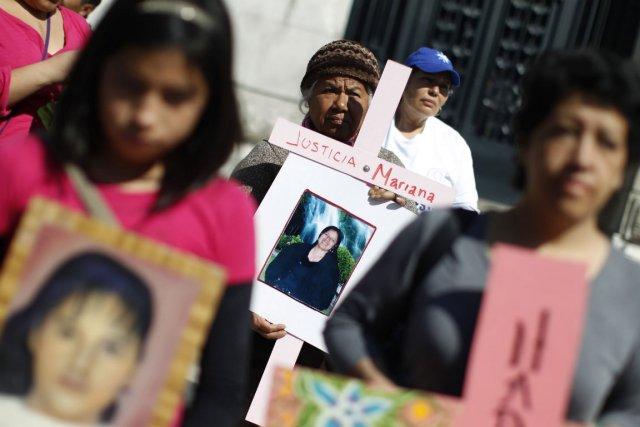 Une dame tient une photo d'un proche disparu... (Photo Tomas Bravo, Reuters)