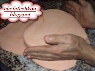 Couvrir un guateau avec la pâte à sucre