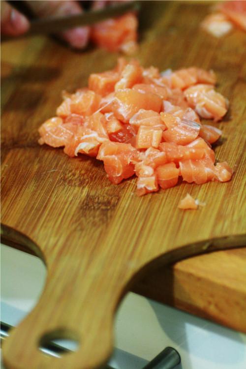 saumon coupé en dés