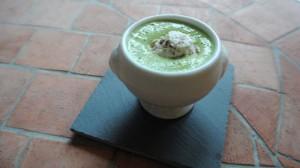 Velouté de petits pois et sa bille de chèvre au lard, ajoutez la bille