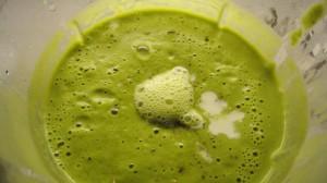 Velouté de petits pois et sa bille de chèvre au lard, mixez les petits pois