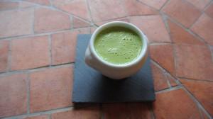 Velouté de petits pois et sa bille de chèvre au lard, versez dans les petites soupières