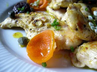 Aiguillettes de poulet marinées au curcuma, condiment tamarin-olives noires-kumquats Aiguillettes de poulet marinées au curcuma, condiment tamarin-olives noires-kumquats