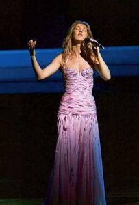 Celine Dion: Images officielles de sa tournée et annulation de concert