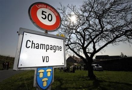 Un panneau indiquant la commune de Champagne, en Suisse, le 5 avril 2008