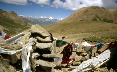 tibet-col-tsurphu-la-5150m-cairn.1207476470.jpg