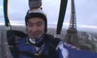 Red Bull saute en parachute de la Tour Effeil pour son arrivée en France