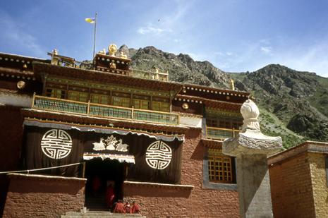 tibet-monastere-tsurphu-entree.1207641540.jpg