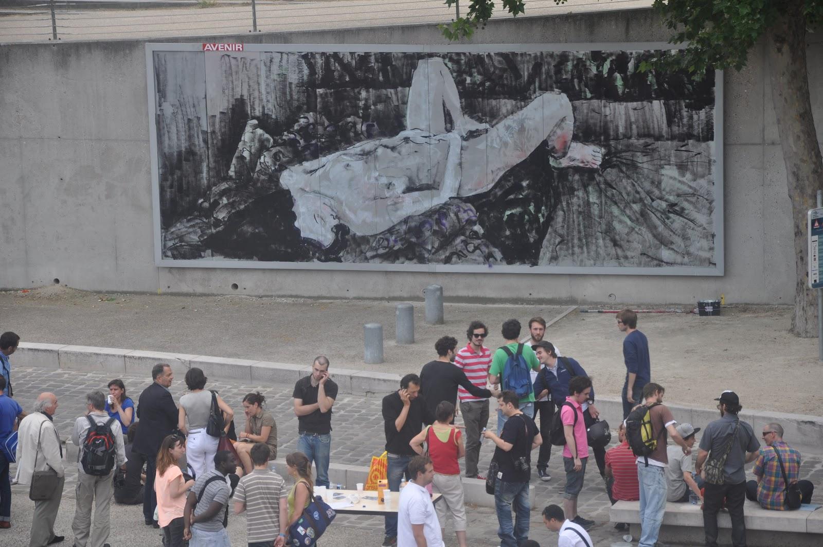 C’est au pied du M.U.R XIII que l’on voit l’artiste