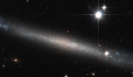 Hubble a pris l’image d’une galaxie ultra-fine en forme de spirale 