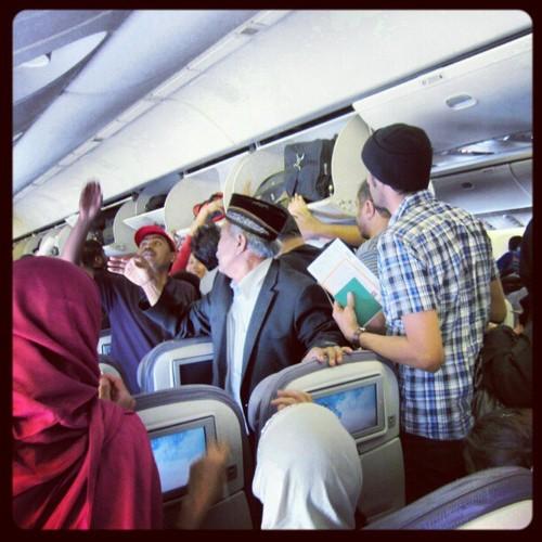 L’avion est encore en train de rouler que tout le monde est déjà détaché, debout et pret a descendre ! L’hotesse est arrivée hysterique et incapable dr maîtriser l’impatience de la foule ahahah #dawa #saudiairlines #avion
