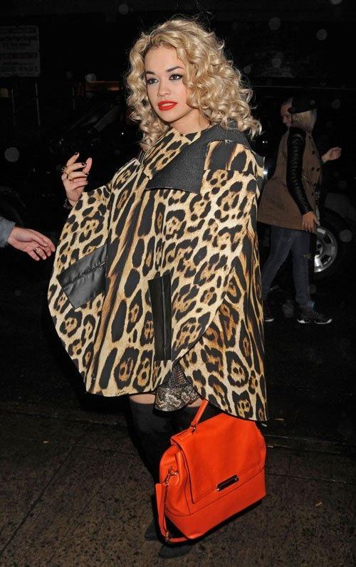 La cape léopard de Rita Ora : on aime ou pas ?