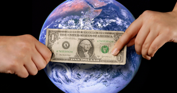 la Terre avec des mains qui tiennent un dollar américain