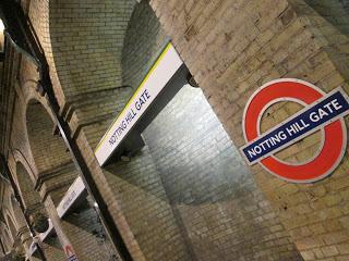 C'est l'histoire d'un gardien d'auberge de nuit à Chelsea qui écoute trop les séries policières à la télé