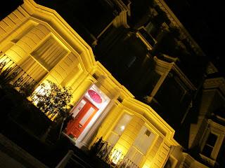 C'est l'histoire d'un gardien d'auberge de nuit à Chelsea qui écoute trop les séries policières à la télé