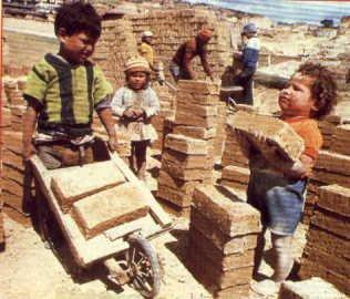 Les enfants-esclaves dans le monde...exploitation et misère ! (1 de 2)