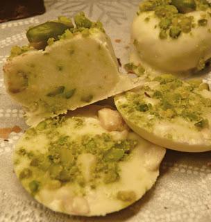 Mendiants au chocolat blanc, pistaches et amandes