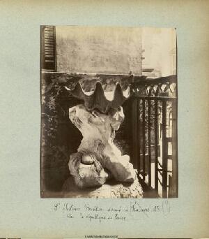 Bénitier donné à François Ier par la République de Venise, église Saint-Sulpice. Paris (VIème arrondissement), 1907. Photographie d'Eugène Atget (1857-1927). Paris, musée Carnavalet. 