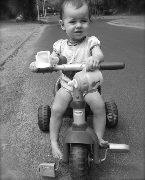 Bébé adore faire du tricycle