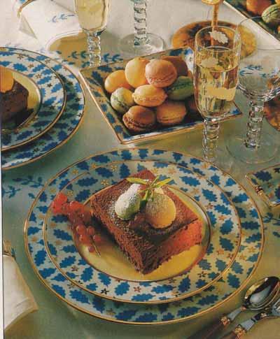 Marquise au chocolat, macarons et framboises