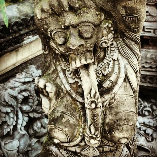 Hey little divine monster #statue #bali #divinite