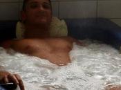 Sébastien pose dans bain