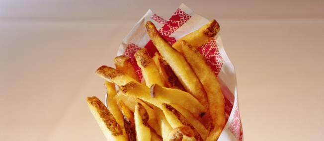 Seules ou accompagnées, avec sauce ou natures, les frites ne se mangent pas de la même façon des deux côtés de la frontière franco-belge.