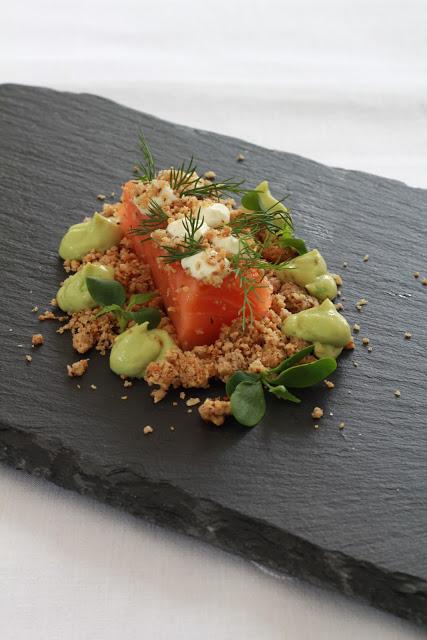 Coeur de saumon , crumble de noisettes ,avocat et chantilly au raifort  pour une entrée de Fêtes