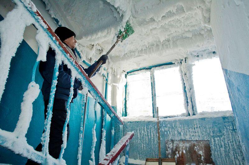 Dégâts de glace. Il ne suffit plus de passer le balai pour nettoyer sa maison au Kazakhstan. Alors que la France enregistre des records de douceur en cette fin d'année 2012, ce pays d'Asie centrale mais aussi l'ensemble de la Russie et une bonne partie de l'Europe de l'Est subissent une vague de froid inhabituelle. Dans cet appartement de Karaganda, au nord-est du Kazakhstan, la température de - 59 °C a fait exploser les canalisations, transformant un dégât des eaux en dégât de glace. Sur l'ensemble de la Russie, le froid a entraîné le décès de 88 personnes. A Moscou, les enfants ont été priés de rester chez eux, les températures chutant en dessous de - 20 °C en journée... soit 12 degrés en dessous des normales saisonnières. Un vrai refroidissement climatique.