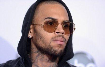 La cérémonie des Kora Awards, le plus grand rendez-vous musical africain, qui devait se tenir samedi soir à Abidjan, a été reportée à lundi en raison d'un retard du chanteur américain Chris Brown, principal invité de ce spectacle, ont annoncé les organisateurs.