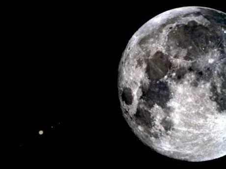 Lune et Jupiter avec ses 4 grands satellites naturels (photo de X. Augusto)