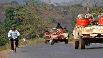 Un convoi militaire sur la route de Sibut, à 160 km au nord de Bangui, le 29 décembre 2012.