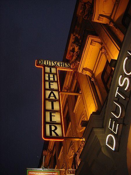 Datei:Deutsches Theater Lichtreklame.JPG