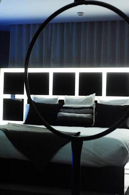 Drôles d'endroits pour une rencontre ! Le Legend Hôtel, l'hôtel où le voyageur solitaire risque d'avoir bien des regrets…