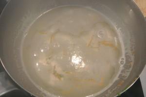 Granité au sirop de bergamote, faîtes bouillir le sucre et l'eau