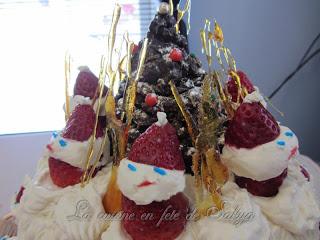 Gâteau des fêtes décoré avec des fraises père Noël