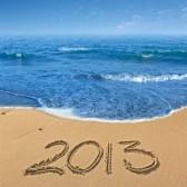 Nouvel_an : nouvelle date de 2013 écrit sur un bord de mer, sur l'océan avec des vagues et l'horizon en arrière-plan